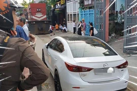 Đỗ xe “chiếm” đường ray rồi đi chơi, chủ ô tô hại tàu hỏa phải đứng chờ cả tiếng đồng hồ gây bức xúc