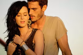 Sau scandal đạo nhạc, Katy Perry bị tố quấy rối tình dục