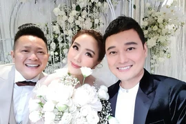 Chồng đại gia của Bảo Thy tươi rói bên vợ trong đám cưới