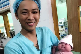 Kinh ngạc,bé gái nặng 5,5 kg sinh thường ở Nghệ An