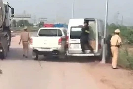 Cảnh sát nổ súng thị uy, xe 16 chỗ vẫn liều chạy