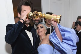 “Ẵm” Quả cầu vàng 2019, Lady Gaga ăn mừng bá đạo ở hậu trường