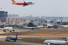 Liên tiếp phát hiện máy bay bị rách lốp khi hạ cánh tại sân bay Nội Bài