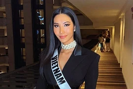 Hoàng Thùy liên tục tung chiêu tại Hoa hậu Hoàn vũ Thế giới 2019