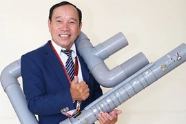 “Phù thủy đạo cụ” Việt Nam tiết lộ “ma thuật” trong đàn tự chế 