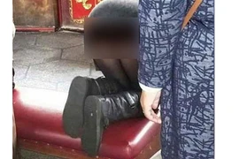 Quỳ rạp bái Phật, cô gái trẻ bị "ném đá" dữ dội vì thứ tai hại này