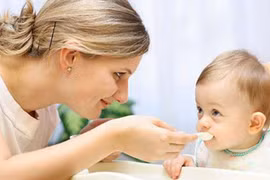 Quấy bột cho bé ăn dặm kiểu này là bạn đang hại con