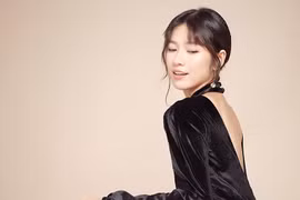 Vẻ gợi cảm của Oanh Kiều suýt bán nude trong “Tiếng sét trong mưa“