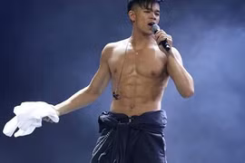 Trọng Hiếu gặp sự cố rách quần khi đang biểu diễn trên sân khấu 