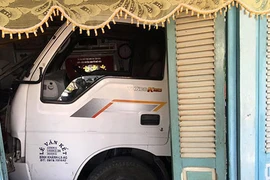 Video: Xe tải mất lái chui tọt vào nhà, dân chạy tán loạn
