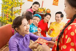 Xấu hổ vì con vừa nhận lì xì của khách đã bóc ra và chê