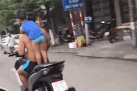 Hoảng sợ bố mang con trai ra diễn cảnh nguy hiểm giữa phố