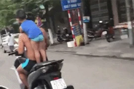 Hoảng sợ bố mang con trai ra diễn cảnh nguy hiểm giữa phố
