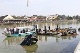 Ôtô chở cả nhà lao xuống sông Hoài: Cảm động thư gửi người dân