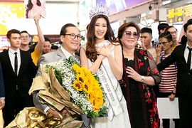 Hoa hậu Khánh Vân khóc trong vòng tay bố mẹ tại sân bay
