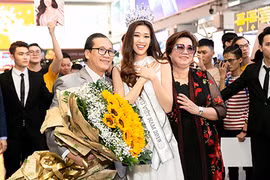 Hoa hậu Khánh Vân khóc trong vòng tay bố mẹ tại sân bay