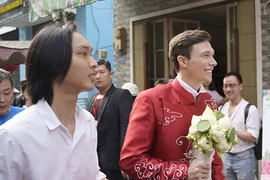 Chồng Tây của Hoàng Oanh diện áo dài trong lễ rước dâu