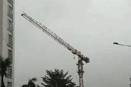 Giữa bão số 6: Cần trục xây dựng chung cư 32 tầng quay như chong chóng