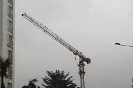 Giữa bão số 6: Cần trục xây dựng chung cư 32 tầng quay như chong chóng