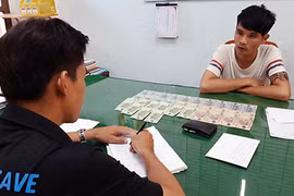 Nữ sinh bị gã trai tống tiền bằng clip và ảnh "nóng"