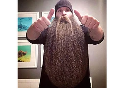 Bị nói 'điên', người đàn ông vẫn hạnh phúc với chòm râu 80 cm