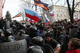 Bộ trưởng Nội vụ Ukraine thị sát binh sĩ "tác chiến" ở miền đông