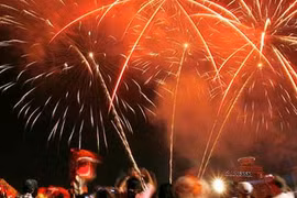 Thích thú tục "tự sướng" đón Tết của người châu Á