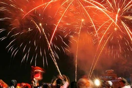 Thích thú tục "tự sướng" đón Tết của người châu Á