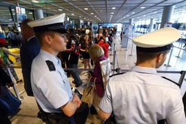 Lo khủng bố, an ninh Mỹ lục cả giày hành khách