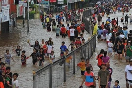 Đường phố thủ đô Indonesia biến thành sông
