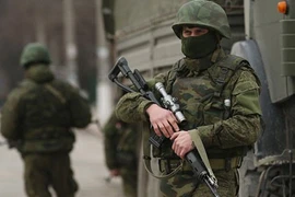 Lính Nga tước vũ khí binh lính Ukraine ở Crimea