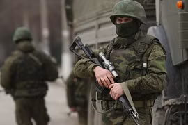 Lính Nga tước vũ khí binh lính Ukraine ở Crimea