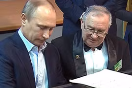 Xem Tổng thống Putin ngẫu hứng chơi piano