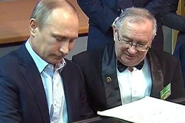 Xem Tổng thống Putin ngẫu hứng chơi piano