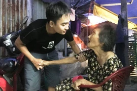 Cảm phục nam sinh hàng chục năm chăm bà đau yếu, mẹ tâm thần