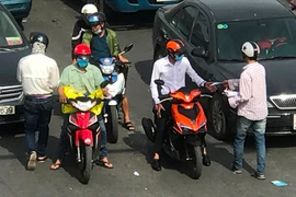 Hàng loạt người làm xấu phố phường, chính quyền “ngó lơ”?