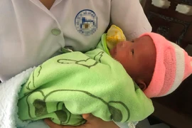 Vừa mới sinh, bé trai bị bỏ rơi trong tiết trời lạnh ở TP.HCM