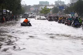Mưa lớn, đường nội đô TPHCM ngập sâu lút bánh xe, nước chảy như thác cuốn