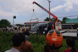 Xe du lịch va chạm Limousine xuống hố, nhiều người bị thương