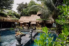 NTK Việt dựng nhà tranh vách đất giữa lòng Sài Gòn, sống giản dị an yên