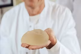 Chi 300 triệu đồng nâng ngực, người phụ nữ chết tức tưởi trong phòng mổ