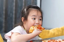 Mẹ buồn bã vì chiều theo vị giác khiến con thừa cân béo phì, nguyên nhân đến từ những thực phẩm cực quen mặt