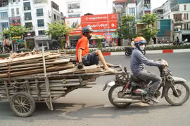 Xe chở hàng cồng kềnh "nghênh ngang" trên phố