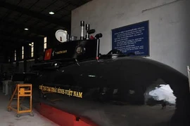 Ngắm tàu ngầm Trường Sa sau khi sơn mới