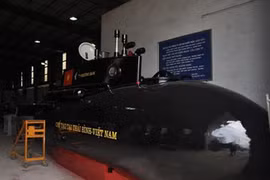 Ngắm tàu ngầm Trường Sa sau khi sơn mới