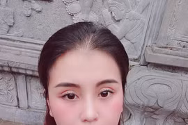 Ảnh: Soi nhan sắc cô nàng sinh năm 1999 nude ngâm mình dưới hồ sen