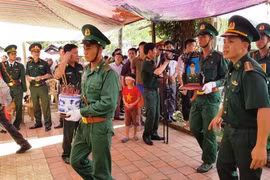 Đẫm nước mắt cảnh tiễn đưa Thiếu tá biên phòng Vi Văn Nhất