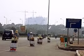 Ngán ngẩm cảnh hàng rong mọc như nấm trên đại lộ Thăng Long