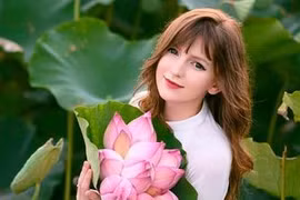 Mẫu Tây DJ mặc áo dài trắng chụp sen hớp hồn dân mạng