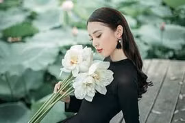 Hoa khôi tài sắc Việt Nam 2017 'chơi trội' mặc áo dài đen đi chụp sen